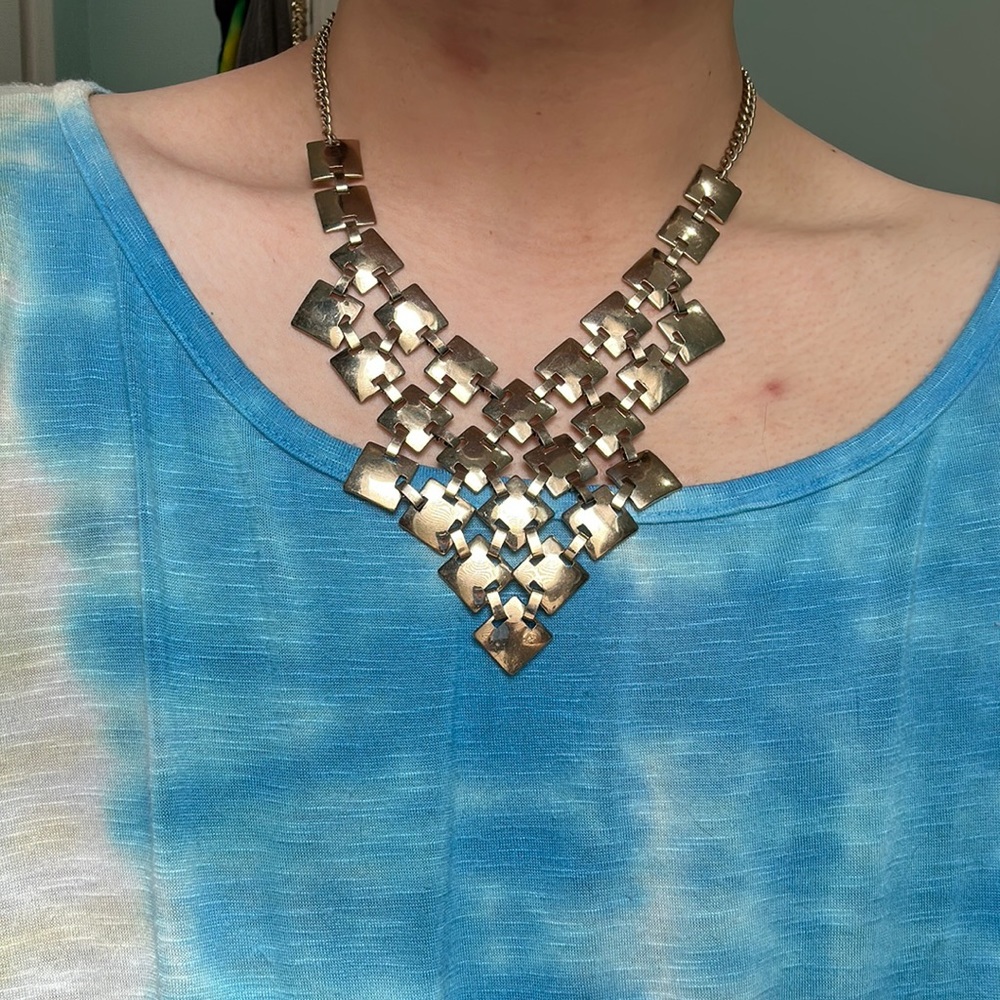 Stunning shiny statement necklace